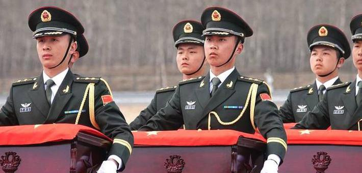 志愿军烈士遗骸回国 空军战机超低空护航