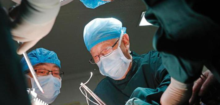 96岁高龄吴孟超院士为患者手术