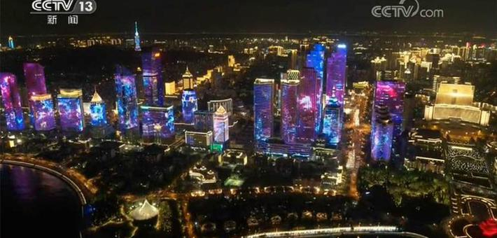 上合峰会嘉宾观看灯光焰火表演画面