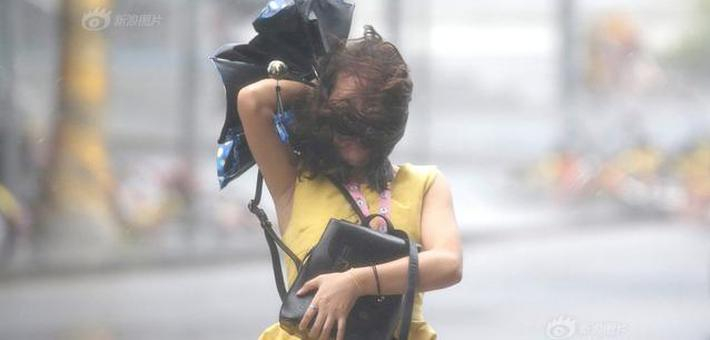 超强台风“山竹”来袭 实拍街头景象