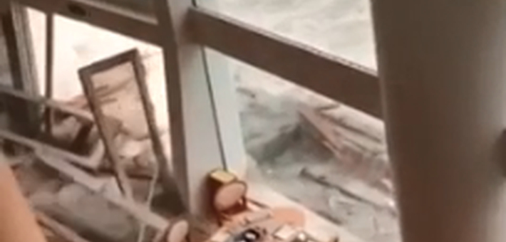 视频集：台风“山竹”袭港 楼盘施工电梯被拦腰折断