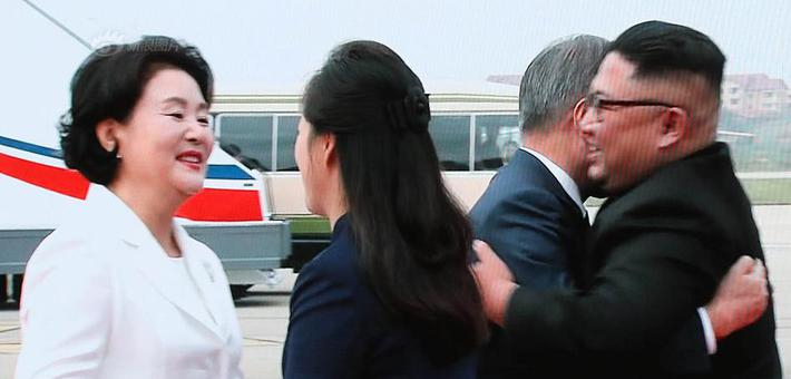 金正恩夫妇亲赴机场迎接文在寅夫妇