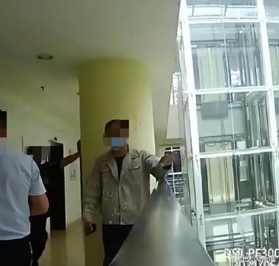 两男子反映问题时戴纸帽被指“披麻戴孝维权”遭拘留 法院认定警方违法