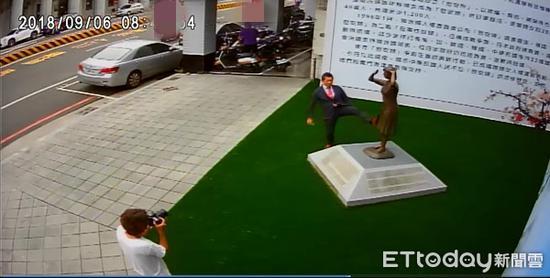藤井脚踢慰安妇铜像的画面被监控拍下（图片来源：台湾“东森新闻云”）