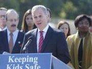 起诉好莱坞大佬性侵的纽约总检察长，也因被控性侵辞职