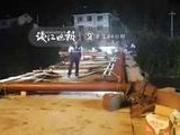 男子一夜痛失双亲 倒塌廊桥下大喊：帮我抬下我妈