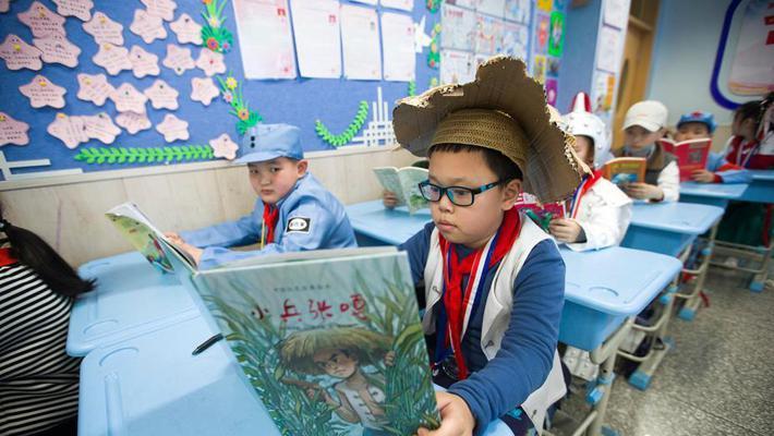 世界读书日 学生趣扮书中角色读经典