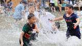 广西柳州：夏日炎炎 儿童戏水消暑