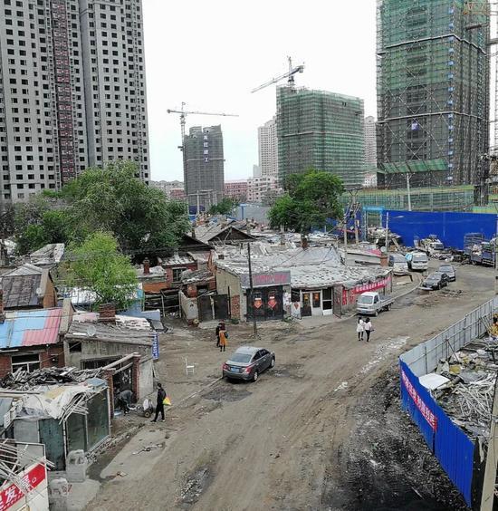 ▲2018年5月27日,哈尔滨。南岗区现存最大棚户区——“文昌街文景头道街”区域棚改项目启动,此次改造涉及300多户居民。(图片来源:视觉中国)