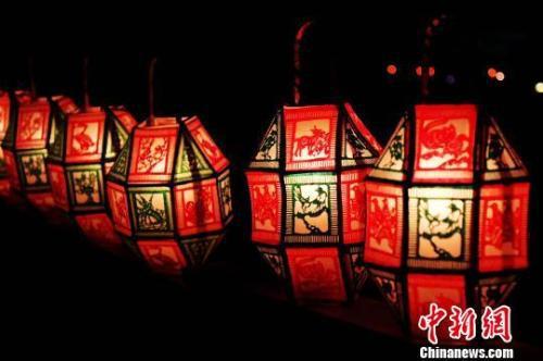 资料图:为刻纸在龙灯烛光映照下光彩夺目,各种图案生动逼真。 张斌 摄