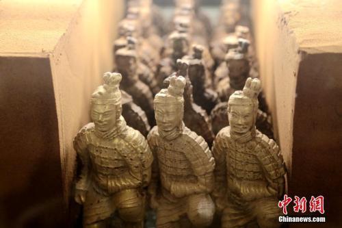 资料图:2019年2月20日,陕西西安一家酒店大堂展销柜内摆放着的“兵马俑巧克力”。这种兵马俑造型的巧克力每个高约15公分,售价68元人民币。