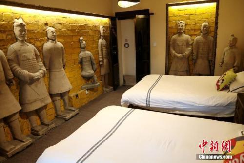 资料图:民宿卧室内的“兵马俑”装饰。近日,西安一家主打“兵马俑”元素的民宿走红,让不少旅客感叹如同居住在“秦始皇陵”。