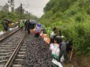 泥石流影响成昆铁路18趟列车运行 抢险正在进行中