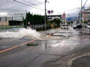 日本大阪6.1级地震致水道破裂 涌水溢街(图)