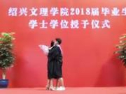 女生毕业典礼被男友求婚 校长：给点掌声好不好