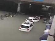 北京暴雨致多路段积水 汽车变“游艇”