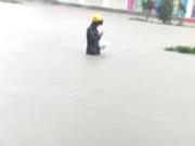 河南外卖小哥雨中蹚水送餐 身影让人心疼