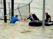 捉谣记|特朗普坐橡皮艇“救人”照片疯传 美媒:照片是假的
