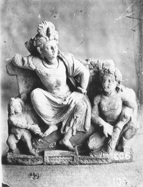 图7。巴基斯坦拉合尔博物馆(Lahore Museum)的法罗神,身旁有人正在倾倒钱币。图像来源: J。 Ph。 Vogel, BEFEO III, 1903, p。 153, fig。 13。