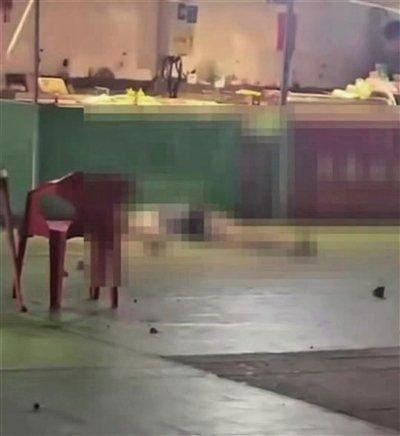 案发后,周某所住公寓楼道内堆有砖头。 受访者供图