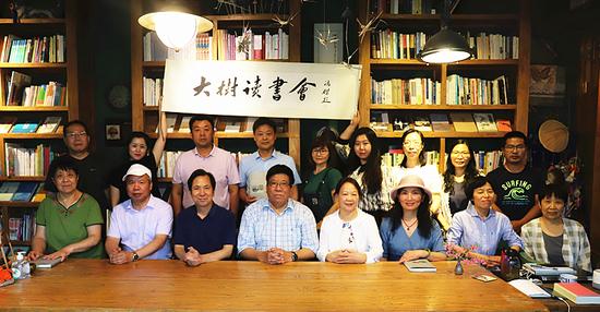 新书发布会鲁枢元(右5)与部分专家、学者合影