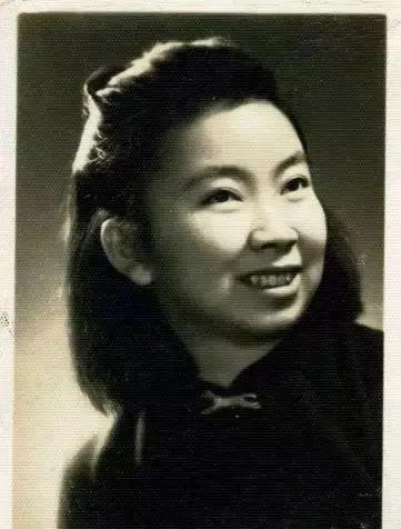 1947年,谢希德在上海沪江大学任助教