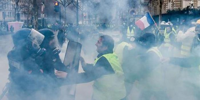 巴黎骚乱再升级 107人被捕警方动用催泪弹(图