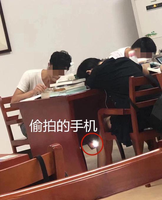 有同学发现涉事男生偷拍行为后拍照取证，并提醒了女生。受访者供图