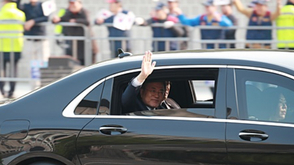 韩国民众欢送文在寅