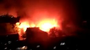 整栋楼笼罩在大火中