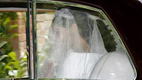 梅根身披婚纱前往现场