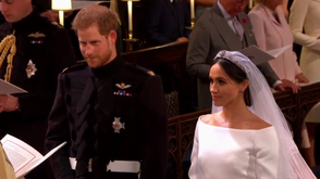 新娘梅根着超长婚纱登场