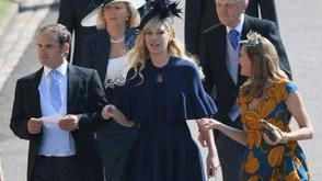 民众婚礼举办地聚集围观