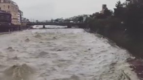 日本暴雨致河流暴涨