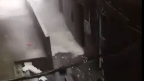 码头房子被浪打透