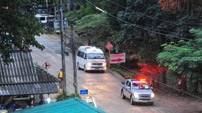 泰国少年足球队洞内获救画面曝光