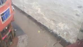 海水倒灌淹没街道