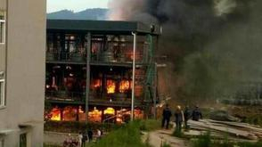 爆燃现场浓烟滚滚