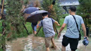 上班族蹚泥上班