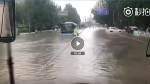 街道成河 交警如灯塔