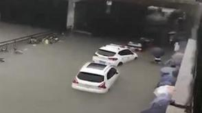 市民水中走 车辆水上漂