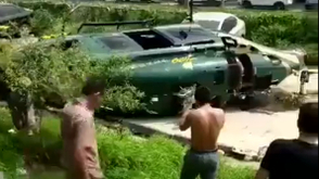 民众围观直升机坠落