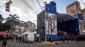 爆炸发生在演讲台附近