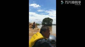 受困群众被救出后大哭