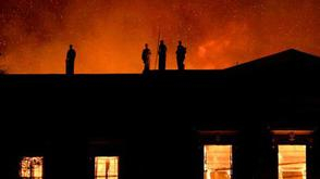 消防员拼力抢救馆中藏品