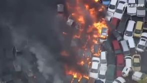 约100辆汽车失火燃烧