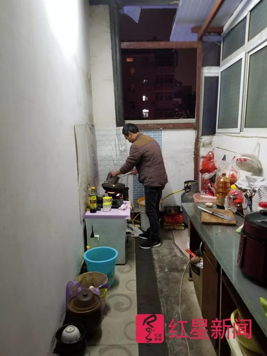 ▲在厨房做饭的舒满胜 图据红星新闻