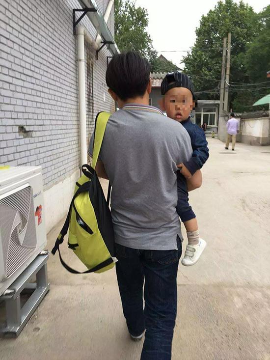 毛毛父亲带毛毛去医院换药
