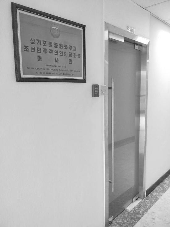 位于新加坡市中心“谐街中心大厦”15层的朝鲜驻新使馆看上去很低调,门口只有一块印着朝鲜国徽及朝英双语的“朝鲜民主主义人民共和国驻新加坡共和国大使馆”字样的铜牌。