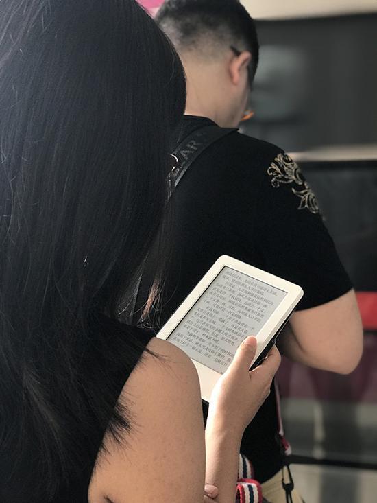 候车读书。这本书的关键词是高句丽、大晋、李露和李霜,网友说是一本网络小说。